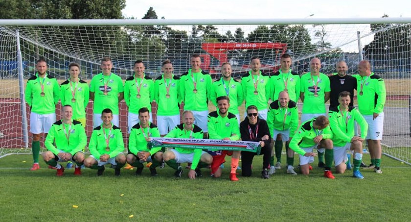 Na zdjęciu FC Schadewijk - Poolse Team. Marcin Bogucki czwarty od lewej w dolnym rzędzie