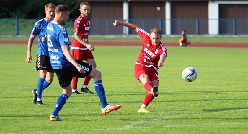 W środowym sparingu Tomasz Żyliński (strzela) był bliski zdobycia gola dla Wdy