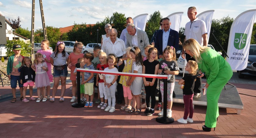 Zdjęcie z otwarcia skweru w Pruszczu 