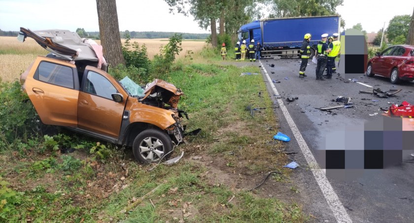 Po czołowym zdarzeniu na trasie Świecie - Tuchola nie udało się uratować 54-letniego kierowcy daci/Zdjęcie: Paweł Puchowski, KP PSP w Świeciu