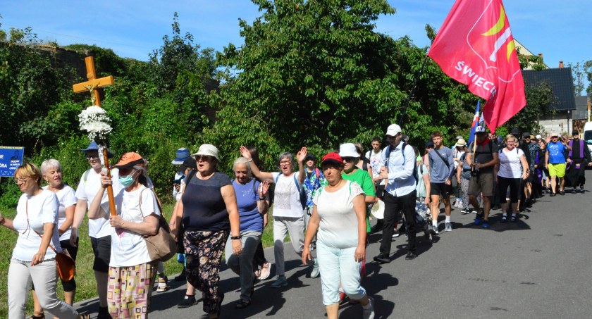 Na zdjęciu pielgrzymi ze Świecia w drodze do Częstochowy