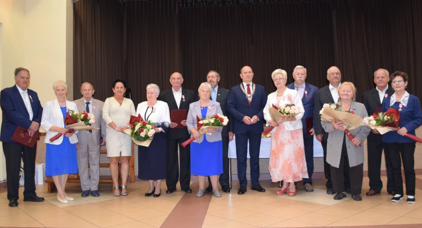Sześć par otrzymało „Medale za Długoletnie Pożycie Małżeńskie” z rąk wójta Michała Grabskiego (na zdjęciu, w środku) 