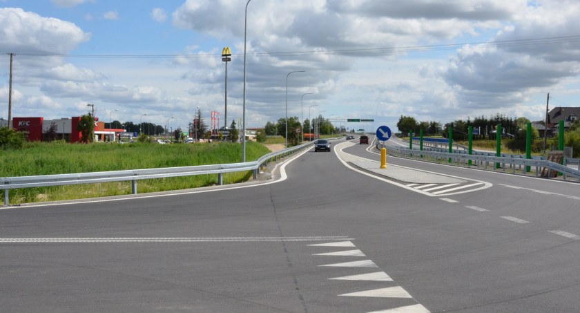 Zdjęcie zjazdu do KFC Świecie, bez chodnika dla pieszych