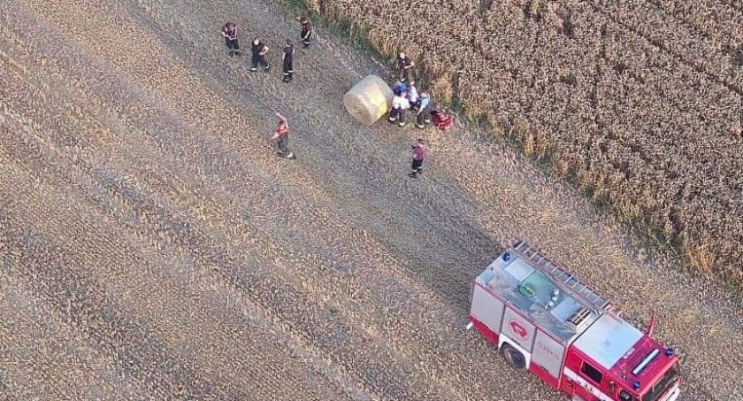 Zdjęcie z drona, w momencie udzielania kobiecie pierwszej pomocy/fot.OSP Błądzim