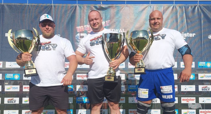 Trzech najlepszych zawodników zawodów w Suwałkach (fot. FB Strongman Polska)
