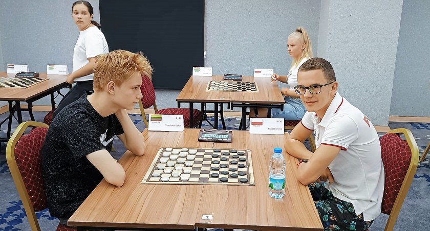 Dominik Rubaj (z prawej) z Turcji przywiózł trzy medale: złoto, srebro i brąz (fot.  European Draughts Confederation)