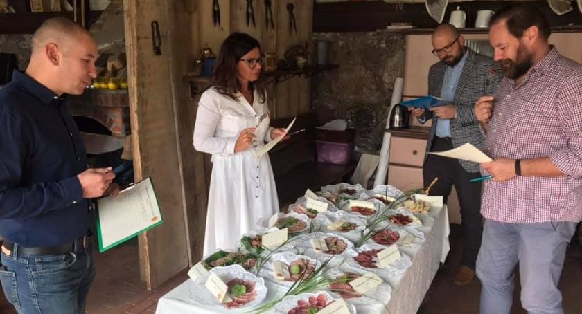 W ramach Festiwalu Smaku organizowany jest konkurs na Smak Roku/zdjęcie z ubiegłorocznych obrad komisji