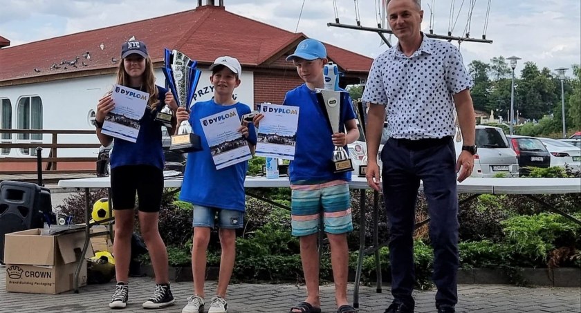 Medaliści klasy Optimist w kat. 11-12 lat, czyli Zosia Piotrowska, Hubert Pieniążek i Oliwier Szpręglewski (fot. Robert Szpręglewski)