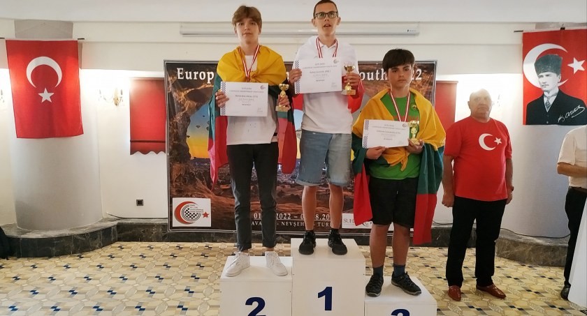 Dominik Rubaj podczas dekoracji medalistów w grze błyskawicznej (fot. Piotr Rubaj)