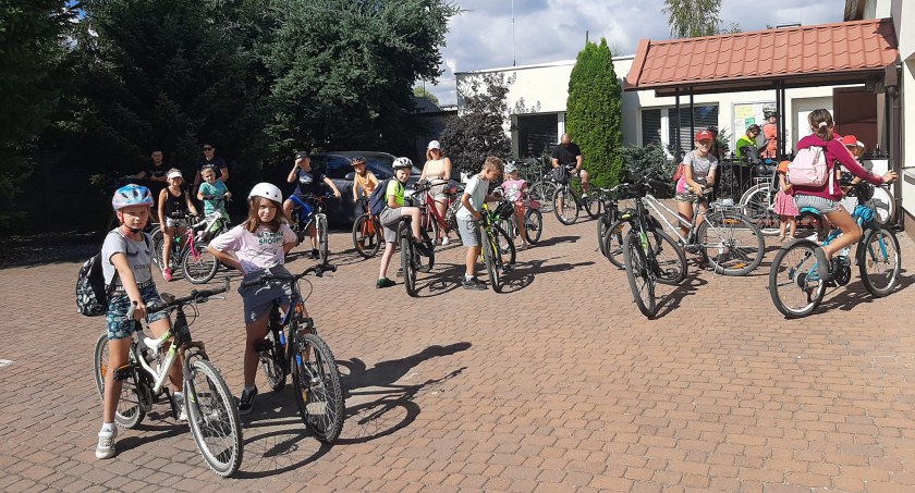 Na zdjęciu uczestnicy rajdu zbierają się pod GOKSiR w Górnej Grupie 