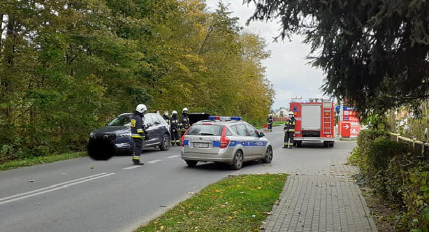 Zdjęcie ilustracyjne, zderzenie dwóch pojazdów w Zbrachlinie