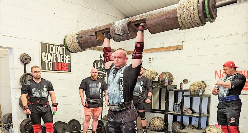 Oskar Ziółkowski podczas jednej z konkurencji w kwalifikacjach do Arnold Strongman Classic