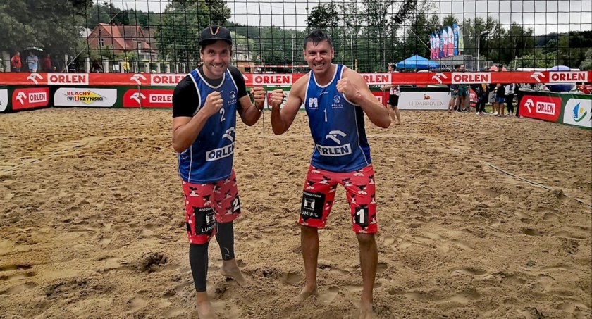 Tomasz Wołoszuk (z prawej) i Piotr Ilewicz na boisku we Wrześni (fot. archiumum Tomasza Wołoszuka)