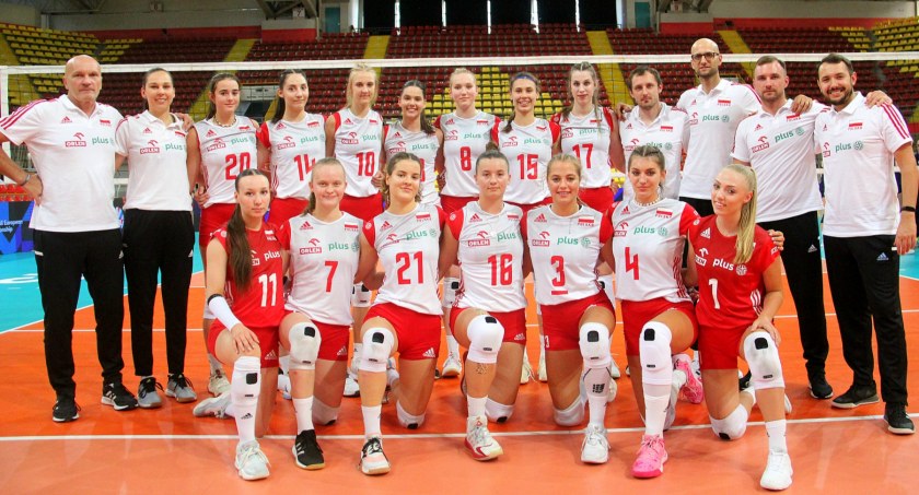 Reprezentacja Polski przed meczem z Grecją. Wiktoria Szewczy z nr 20, a Natalia Bandurska z nr 7 (fot. CEV)