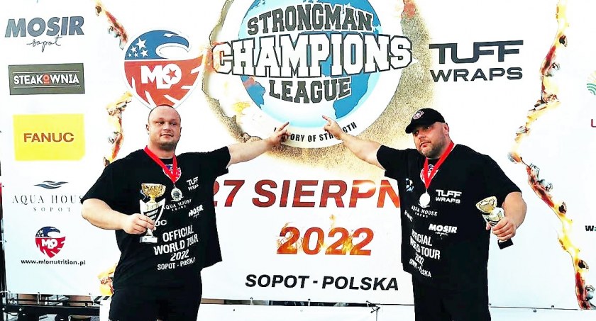 Oskar Ziółkowski (z lewej) i Maciej Hirsz godnie reprezentowali Polskę zajmując 1. i 3. miejsce. Na podium przedzielił ich Aivars Smaukstelis z Łotwy (fot. FB Maciej Hirsz Strongman)