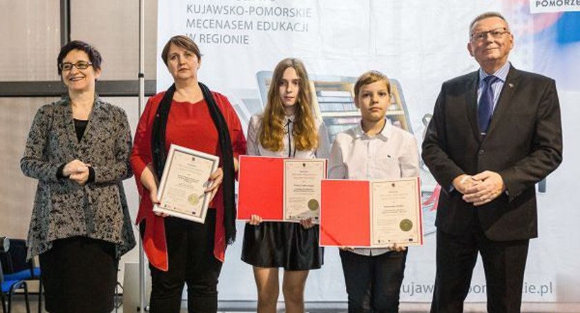 Iwona Haber (druga od lewej) będzie rządzić oświatą w gminie Świecie/Zdjęcie z wręczania stypendiów dla Prymusów Pomorza i Kujaw w 2019 roku (fot. Szymon Zdziebło dla KPUM)