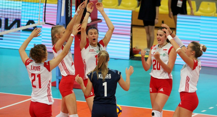 Wiktoria Szewczyk (nr 20) na koniec fazy grupowej była pierwszą rozgrywającą naszej kadry w meczu z gospodyniami (fot. CEV)