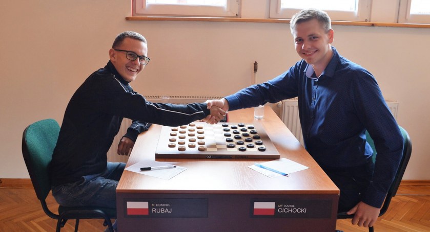 Dominik Rubaj i obrońca mistrzowskiego tytułu sprzed roku Karol Cichocki (fot. Polski Związek Warcabowy)