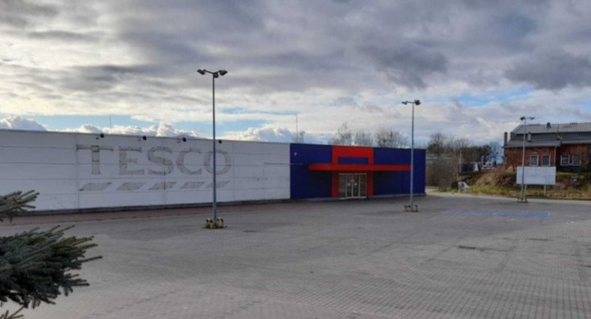 Przedsiębiorca bierze pod uwagę wyburzenie Tesco i postawienie przy ul. Cukrowników osiedla mieszkalnego/Zdjęcie byłego marketu Tesco