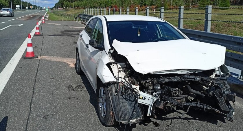 Zdjęcie KPP w Świeciu/62-letni kierowca uderzył w bariery na wiadukcie w Nowych Marzach