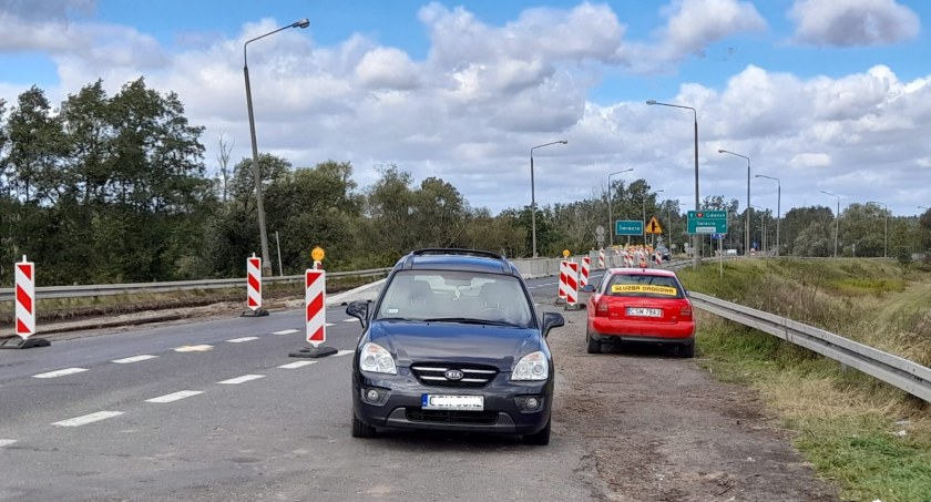 Na odcinku od wyjazdu z ulicy Chełmińskiej na krajową trasę nr 91 obowiązuje ruch wahadłowy