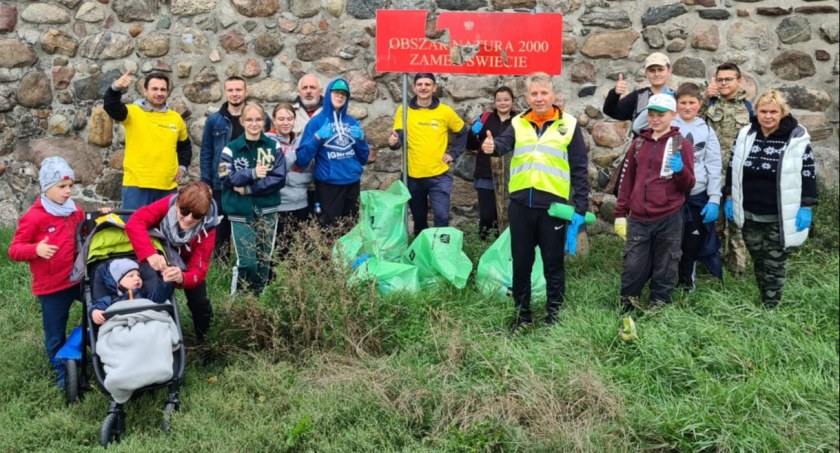 Zolontariusze zbierali śmieci nad brzegiem Wdy; Zdjęcia: Żółta Przestrzeń - powiat świecki