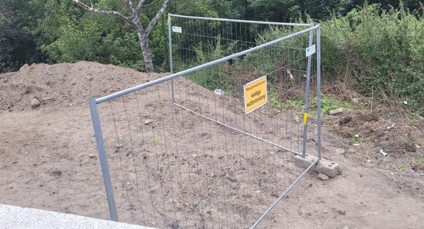 Schody na plantach w budowie, zdjęcie: autor