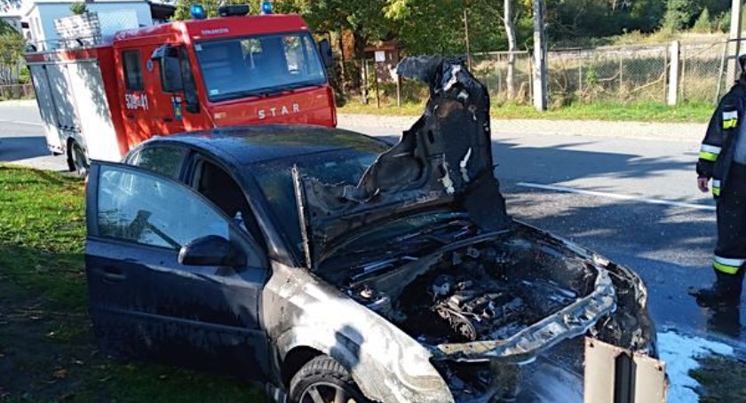 Strażacy ostrzegają, że ogień w pojazdach rozprzestrzenia się bardzo szybko/fot. OSP Warlubie