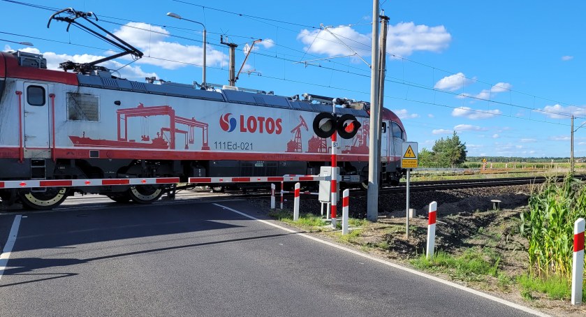 Zdjęcie pociągu towarowego na przejeździe Dąbrowy