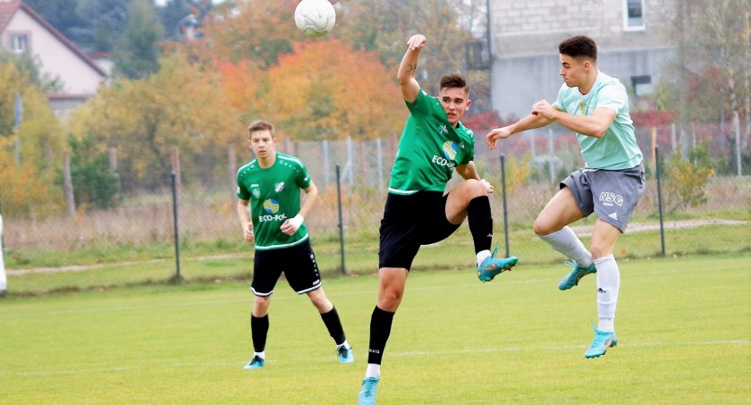 W Łochowie piłkarze Startu Pruszcz prowadzili do przerwy 1:0, jednak w 2. połowie oddali inicjatywę gospodarzom tracąc trzy gole (fot. Marcin Gruszczyński)