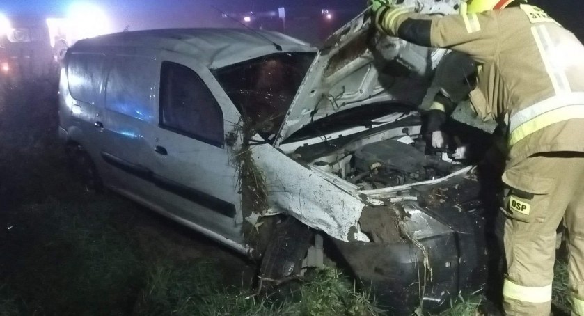 Nad ranem dacia dachowała w Trylu/zdjęcie: OSP Mały Komorsk