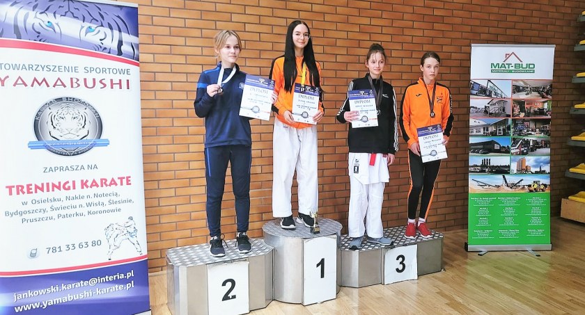 Świecianka Iga Daszkiewicz (pierwsza z lewej) dwukrotnie stanęła na drugim stopniu podium (fot. Białostocki Klub Karate)