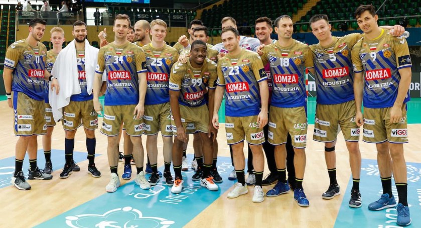 Paweł Paczkowski (nr 34) w Arabii Saudyjskiej zagrał tylko w dwóch pierwszych meczach Łomży Industria Kielce. Z pozostałych wykluczył go uraz lewego kolana (fot. Łomża Industria Kielce)