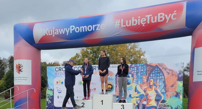 Trzy najlepsze juniorki w biegu na 2 km (fot. LUKS Serock)