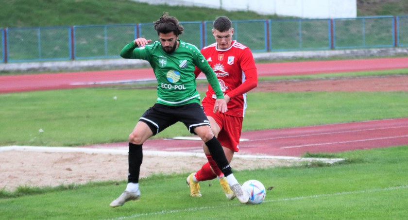 Wojciech Lewandowski (zielona koszulka) miał dziś udział przy wszystkich golach dla Startu Pruszcz w Pakości (fot. Sławomir Wojciechowski/archiwum)
