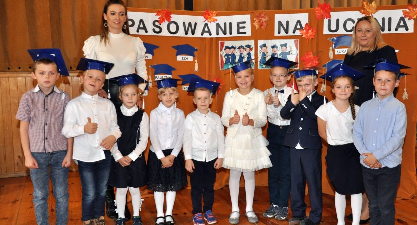 Pasowanie na uczniów. Szkoła Podstawowa w Łowinku, Fot. Krzysztof Pardo 