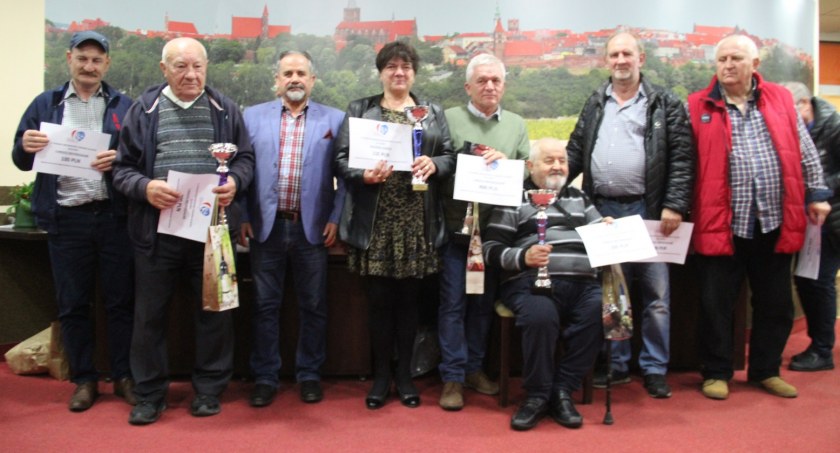 Najlepsi zawodnicy mistrzostw w Chełmnie - Jan Wójtowicz ze Świecia trzeci z prawej (fot. Urząd Miasta Chełmno)