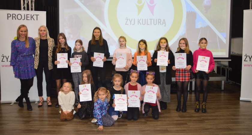 Bohaterami filmu były uczestniczki zajęć akrobatycznych w Square w Świeciu, na zdjęciu z instruktorkami Adrianą Krzemińską i Katarzyną Chareński