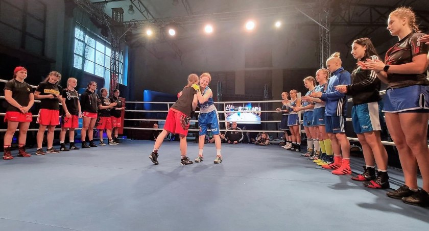 Przywitanie Karoliny Ampulskiej z Wiktorią Rogalińską podczas prezentacji finalistek (fot. Artur Chlewiński/FB Sekcja bokserska Wda Świecie)