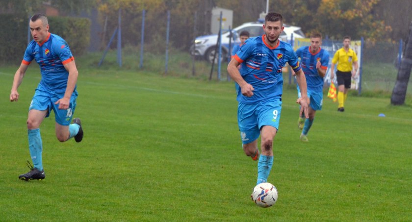 Radosław Mik (przy piłce) i Bartłomiej Świątek (z lewej) wczoraj strzelili po golu dla Pomorzanina Serock w wygranym meczu w Toruniu 3:1 (fot. FB Pol-Osteg Pomorzanin Serock)
