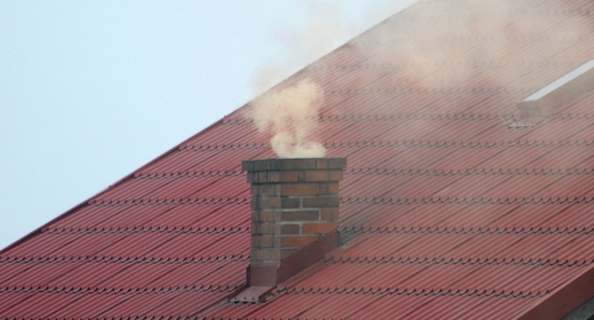 Tak może wyglądać dym z komina opalanego śmieciami/ Foto: stock