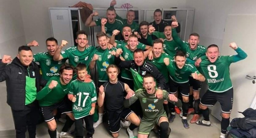 Piłkarze Startu Pruszcz trzy miesiące czekali na takie zdjęcie we własnej szatni po wygranym meczu IV ligi (fot. FB LKS Start Pruszcz)