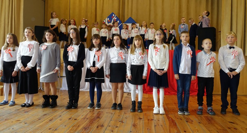 Zdjęcie z obchodów Święta Niepodległości w SP w Łowinku