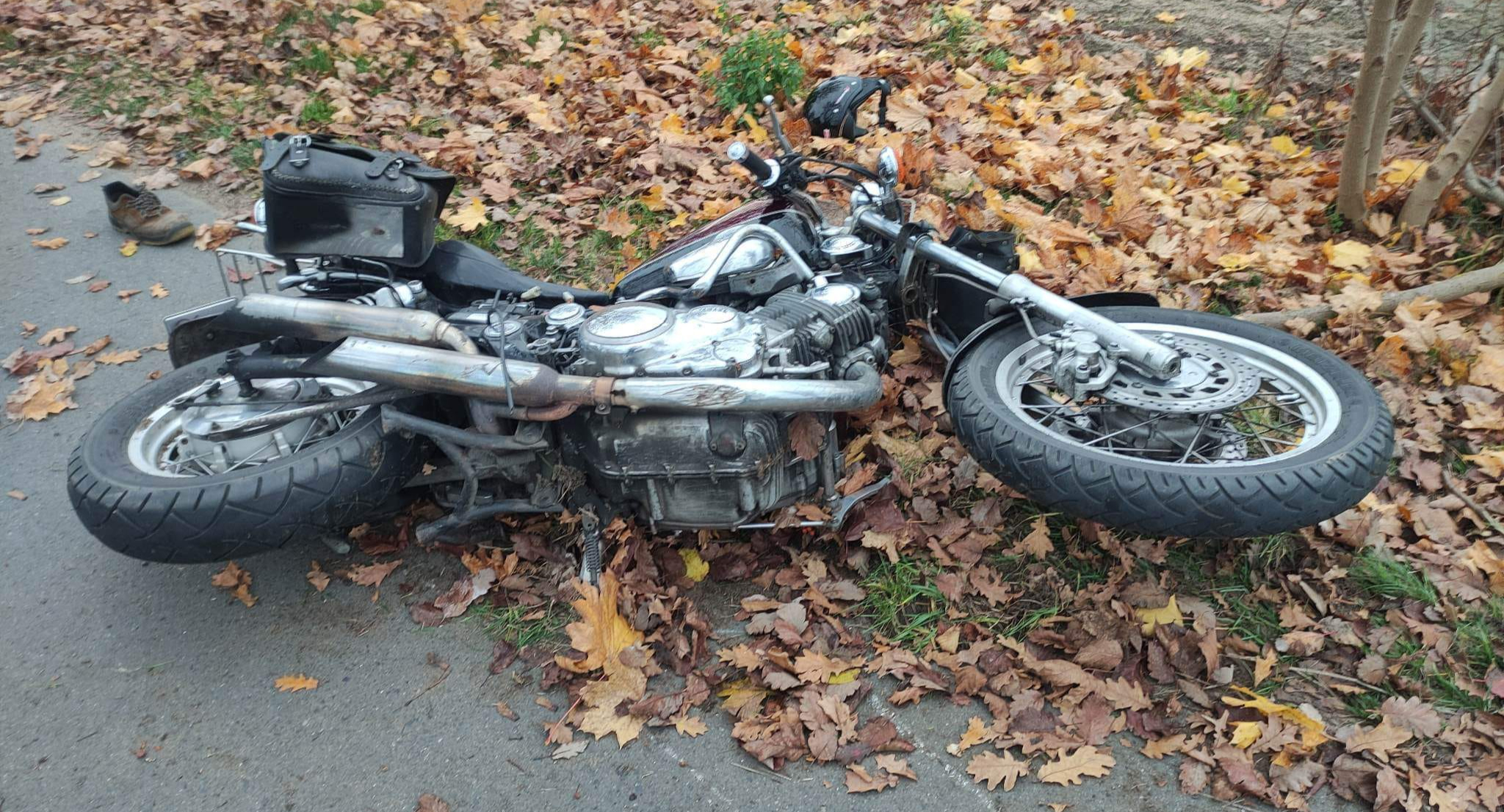 zdjęcie, motocyklista uderzył w drzewo / fot: OSP Bukowiec