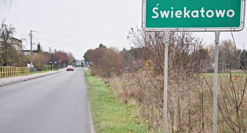 Mieszkańcy twierdzą, że wieczorami kierowcy nagminnie przekraczają prędkość na ul. Koronowskiej w Świekatowie/Zdjęcie nadesłane przez mieszkańca