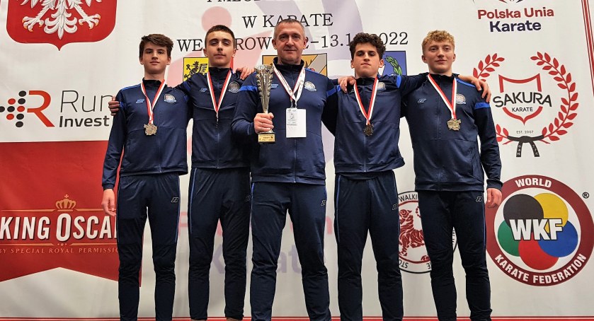 Złota drużyna z Yamabushii w kumite drużynowym juniorów młodszych wraz z trenerem Andrzejem Jankowskim (fot. Yamabushi)
