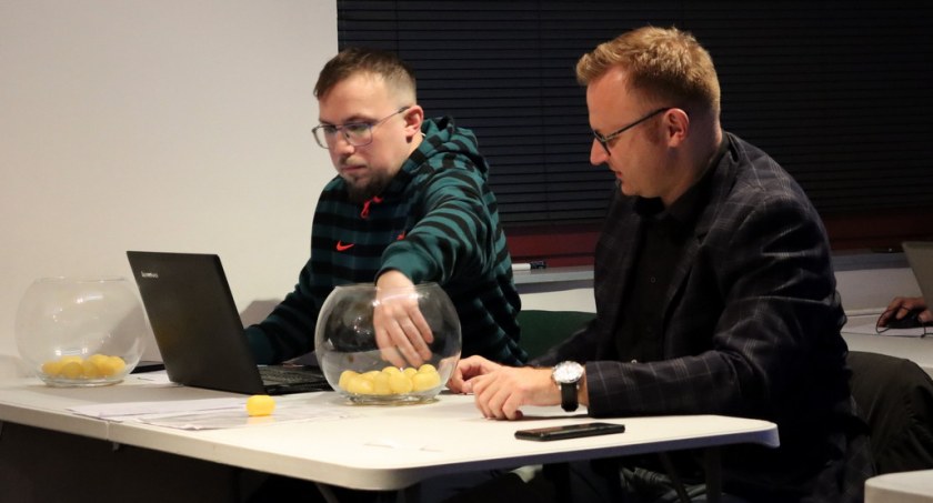 Maciej Grocki (z lewej) i Tomasz Keller rozlosowali pary 1. rundy Pucharu Ligi oraz numery porządkowe w Extralidze i II lidze (fot. Sławomir Wojciechowski)