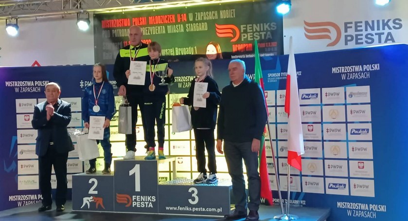 Małgorzata Bonna z trenerem Rajmundem Górskim na najwyższym stopniu podium (fot. Suples Lniano)