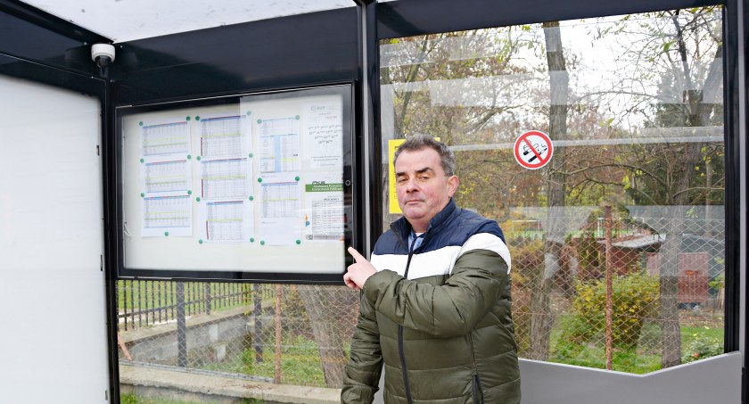Na zdjęciu Waldemar Skoczyński, który dziękował nam, że wreszcie pojawiły się rozkłady jazdy na przystankach w Przechowie