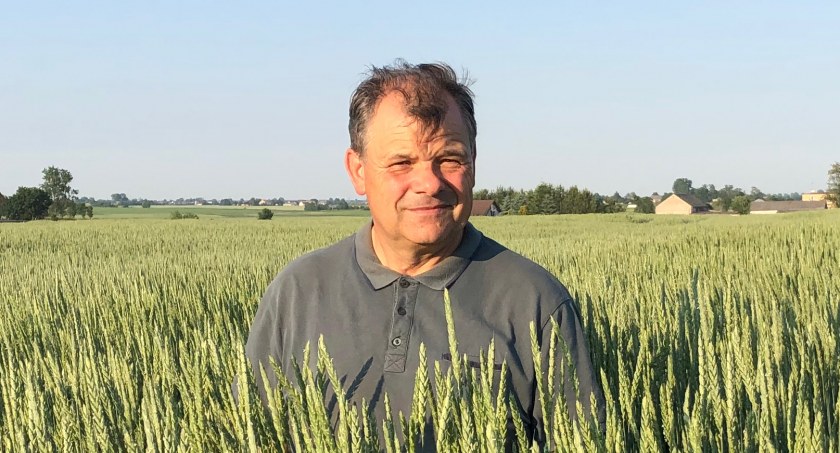na zdjęciu, Piotr Doligalski to gospodarz z Kowroza. W powiecie świeckim uprawia 130 ha. Ponad 56 ha obsiał burakiem cukrowym.